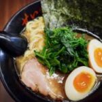 【画像】ラーメン屋で提供される水の代わりに、意外な飲み物が！？