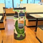 【画像】寿司屋の新たなスター！かっぱ寿司の配膳ロボットがカッパに変身？