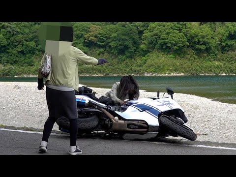 【衝撃動画】有名バイク乗り女さん、転落し宙吊り状態になってしまう