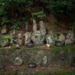 新潟県の山中にある神社の一角には大量の人面石が並んで置かれていて不気味な雰囲気がある