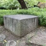 上野公園にたくさんある「大きくて四角い石」みんなベンチだと思ってるけど実は江戸時代の寛永寺の名残です。