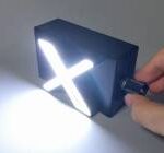 例の眩しすぎる X の看板を LEDランタンにしてみた。明るさを MAX にするとパリピモードに入ります。