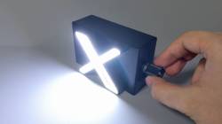 例の眩しすぎる X の看板を LEDランタンにしてみた。明るさを MAX にするとパリピモードに入ります。