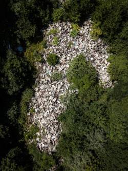 【衝撃画像】一見ただ石材が山積みになっているだけのように見えるが、実はこれ全て墓石の不法投棄。