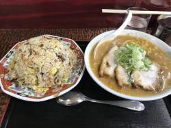 チャーハンにスープという名のラーメンがついてくるでおなじみこく一番、完食を繰り返し、マスターに存在をマークされると明らかに量が増えてくるので気をつけよう