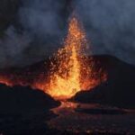 【訃報】火山の炎を撮影しようとした女性、足を滑らせ火口に落ちて死亡