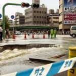 【速報】広島市の交差点で道路陥没、想像以上にヤバい。。。