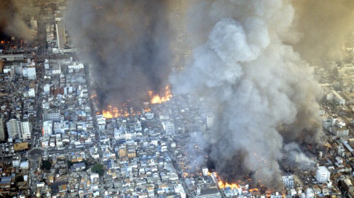 【HotTweets】阪神淡路大震災の時の長田区の火災。まだ若かった自分は「何で空から消火剤を撒かないんだ！」と怒り狂っていたわけだが